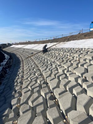 河川護岸工事のブロック設置作業風景 — TAKE－B株式会社